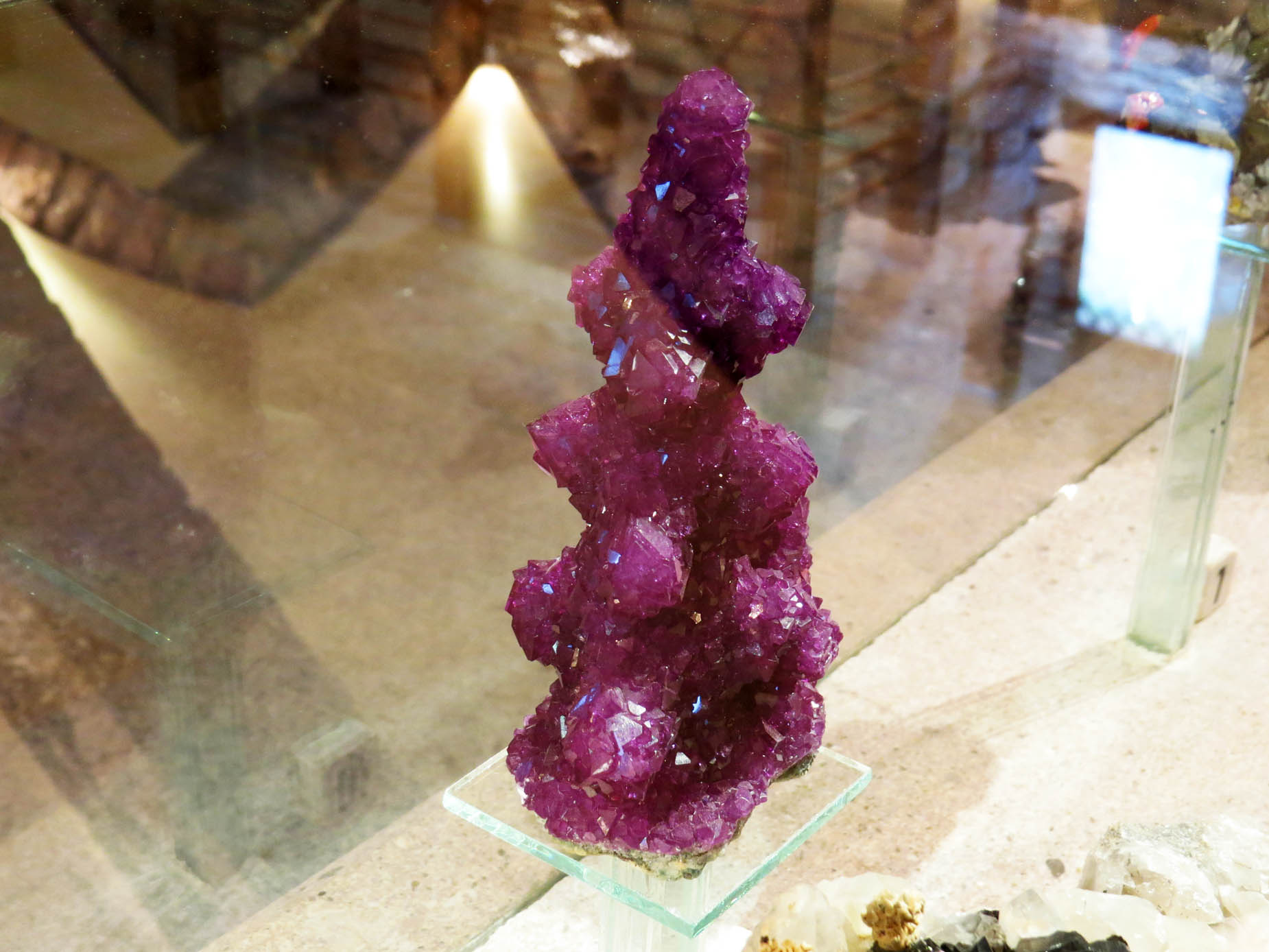 Камень Аметис, фиолетовая разновидность кварца, считается драгоценным камнем.