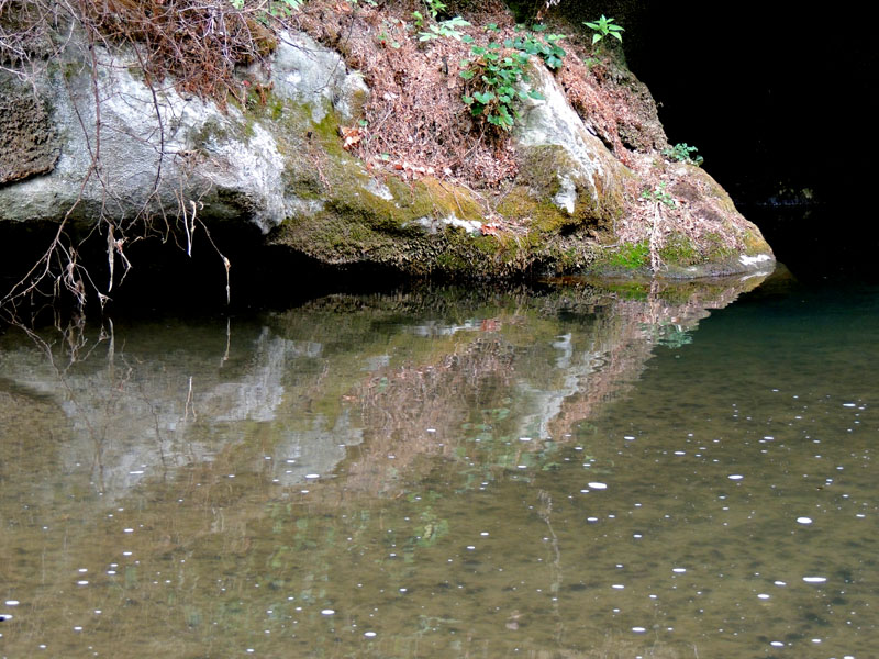 Ущелье Унот. Цветное отражение скалы.