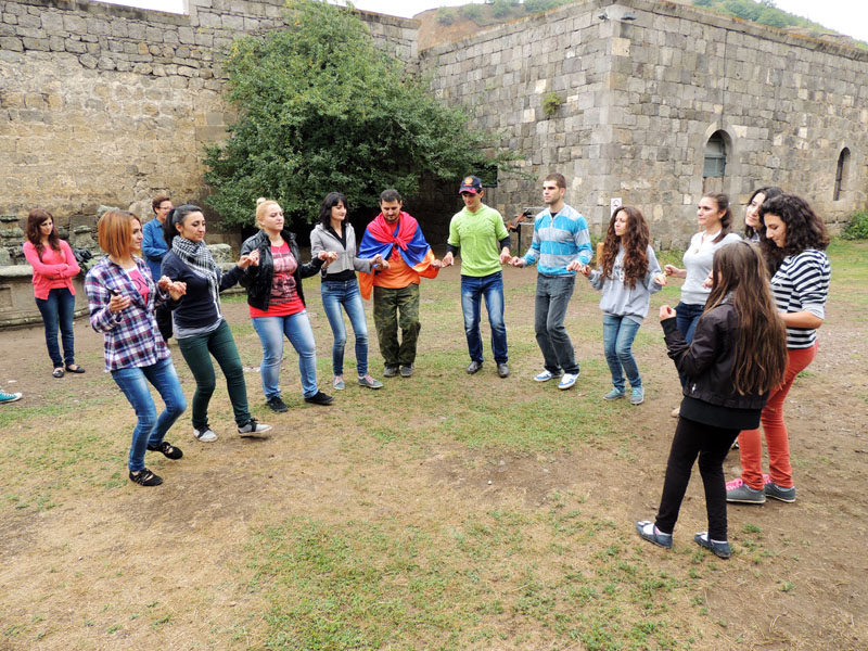 Наши танцуют армянский народный танец во дворе монастыря.