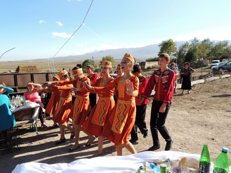 Дети из Кашатахской школы искусств танцуют армянский народный танец.