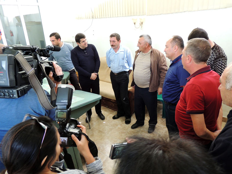 Премьер-министр НКР Ара Арутюнян (слева второй) слушает директора мини ГЭС 