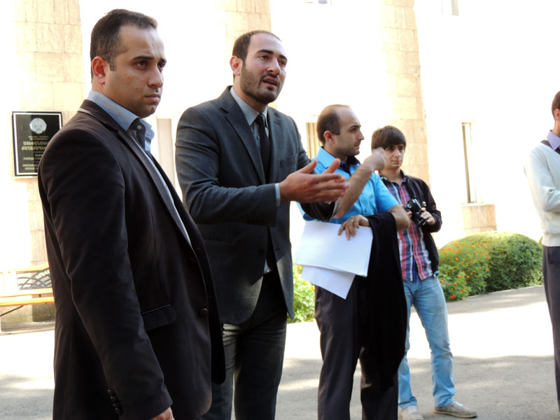 Помощник мэра Тигран Меллкумян приглашает 15-20 человек из числа собравшихся пройти в зал мэрии, где состоится встреча с мэром.
