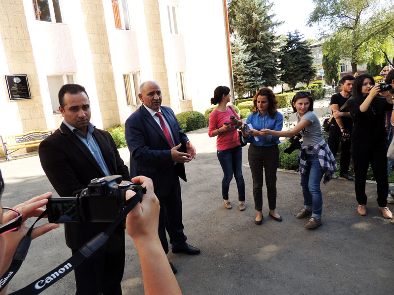 Мэр Степанакерта Сурен Григорян вышел к протестующим и предложил представителям  пройти в зал для разговора, также говоря, что они собрались не законно.