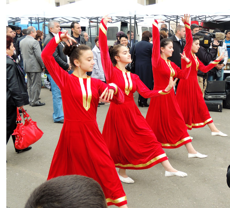 Девушки танцуют армянский народный танец.