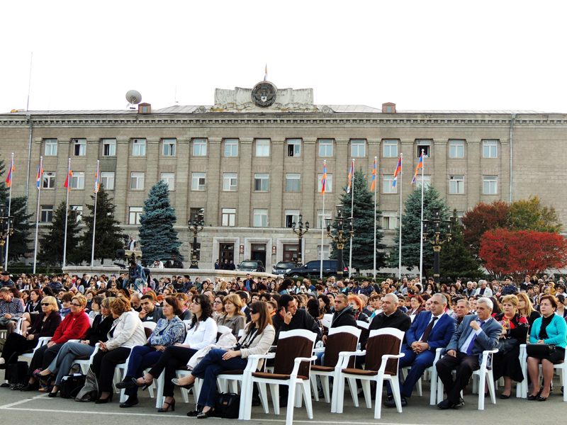 Зрители на фоне президентского аппарата НКР.