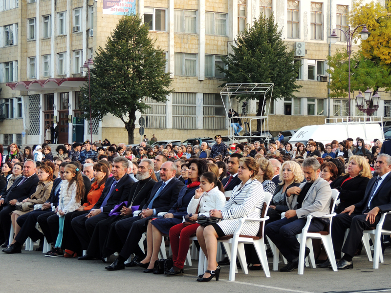 Президент НКР Бако Саакян с гостями.