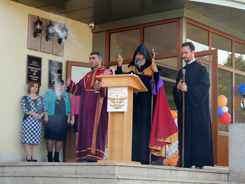 Нредводитель Арцахской Епархии ААЦ архиепископ Паргев Мартиросян освящает школу.