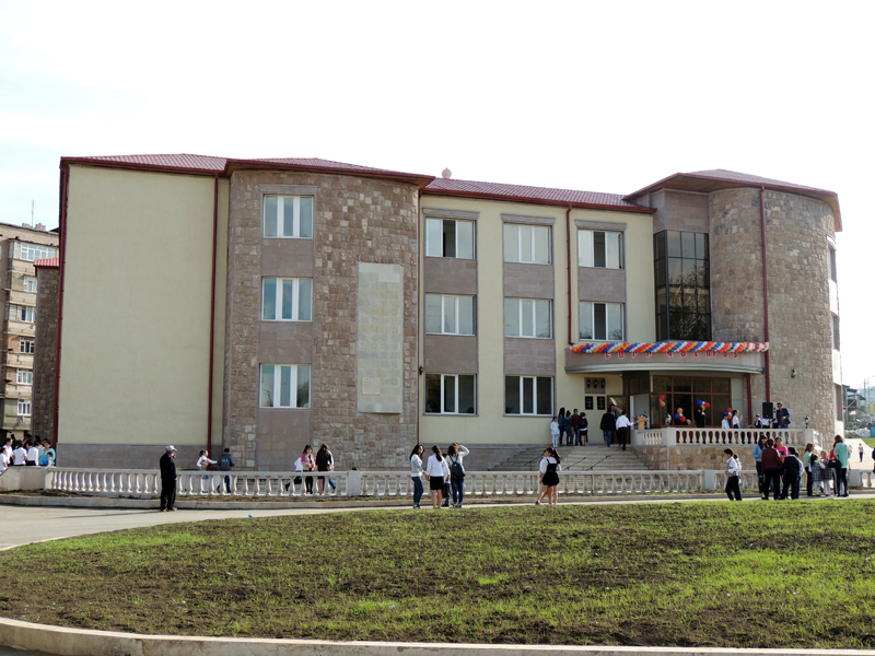 Фасад школы №6 г.Степанакерта.