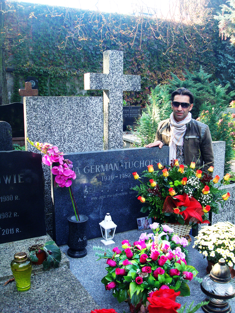 На могиле Анны Герман. Кальвинистское (евангелическо-реформатское) кладбище Варшавы.