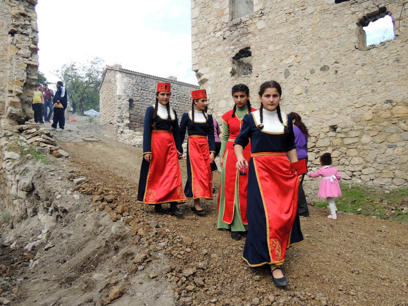 Девушки в армянской национальной одежде.