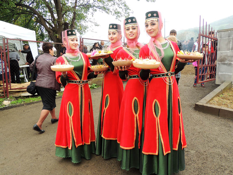 Девушки из государственного ансамбля танца НКР угощают желающих.