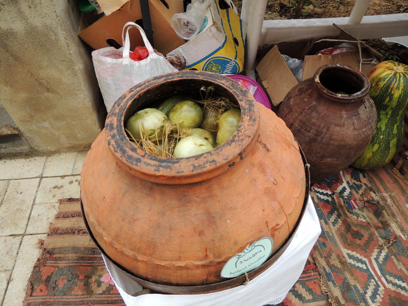 Во многих карабахских семьях соленья держат в таких глиняных карасах.