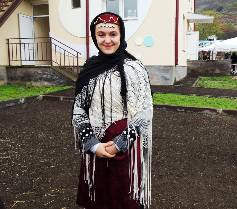 Девочка Армине сыграла роль карабахской бабцушки.