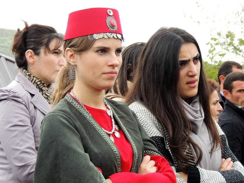 Девушка в армянской национальной одежде.