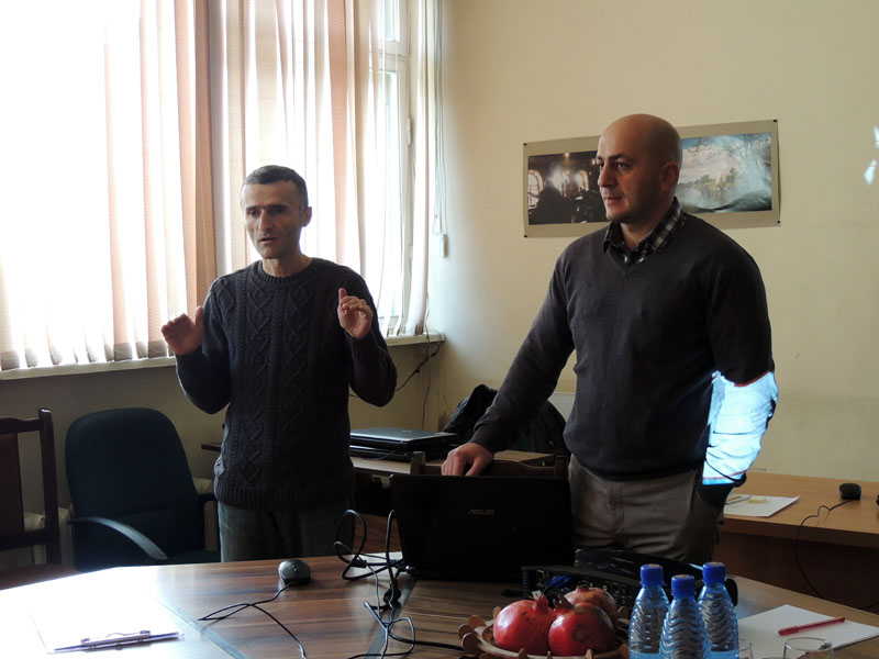 Владимир Григорян (слева) открывает семинар.