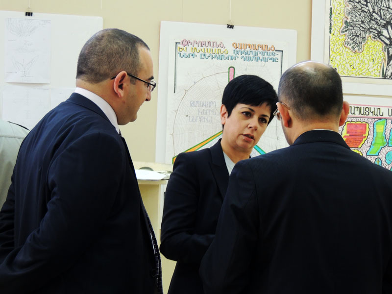 Министр культура Нарине Агабалян, слева от неё замминистра Лерник Ованисян. Идёт обсуждение в узком кругу.