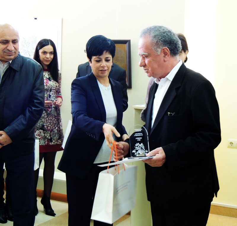 Министр Нарине Агабалян вручает приз-подарок Арто Мартиросяну, занявшего 1 место.