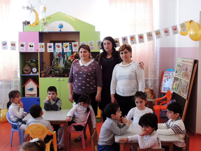 Директор детсада Анаит Даниелян (в середине,, справа от неё воспитатеьница Инна Габриелян, слева - няня  Маро Исраелян.