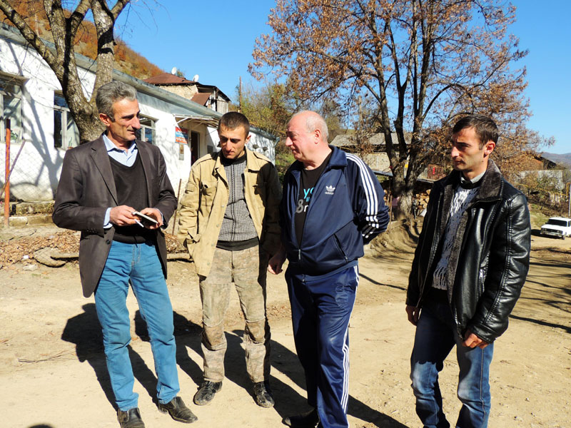 Около школы мы встретили главу сельской общины Владимира Галстяна (крайний слева) с сельчанами.