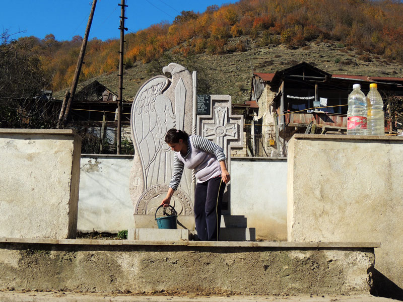 Памятник погибшим в Карабахской войне. Здесь всегда идёт вода.