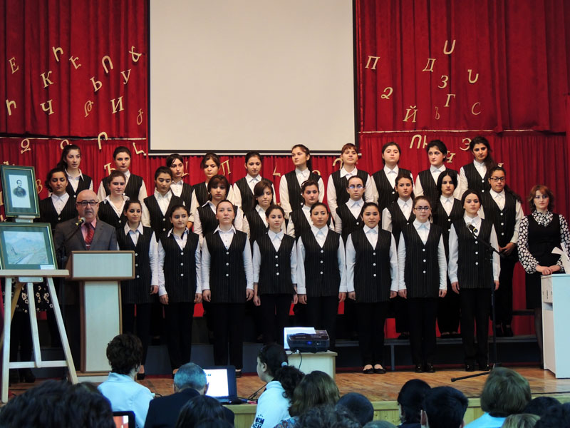 Мероприятие открывает Рубен Осипов. Потом хор исполнил Гимны Карабаха и России.