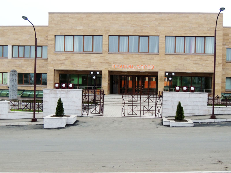 Фасад школы №1 г.Степанакерта.