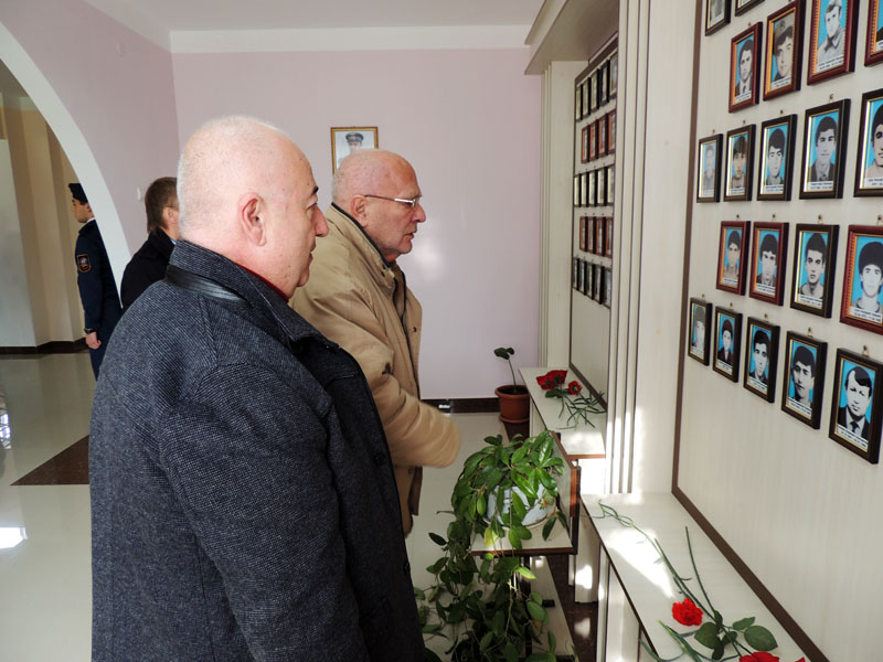 У стенда с фотографиями погибших выпускников школы №1 г.Мартуни.