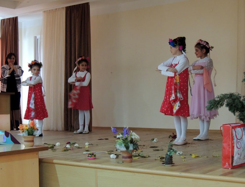 Дети танцуют русский народный танец.
