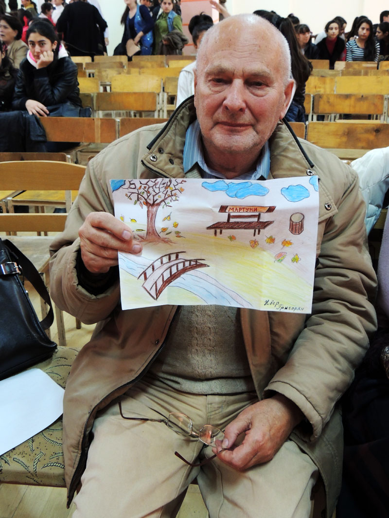 Ученик 2 класса Нвер Григорян подарил Киму Бакши свой рисунок.