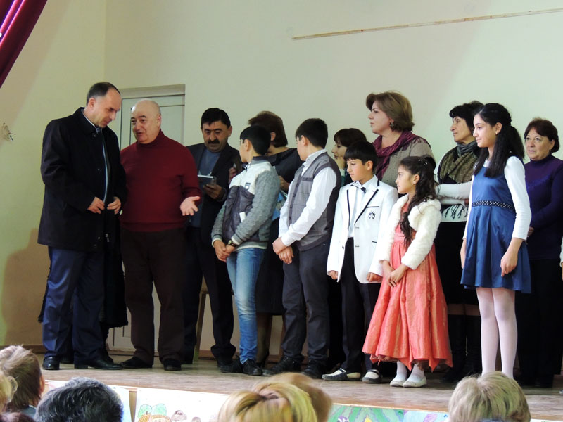 Помощник президента НКР, карабахский писатель Ашот Бегларян (крайний слева) поблагодарил детей и подарил им свою последнюю книгу.