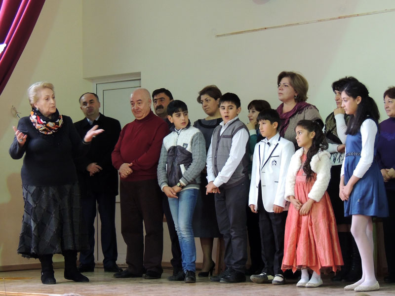 Жанна Багдасарян, специалист русского языка Национального института образования Армении благодарит детей со Всемирным днём ребёнка.