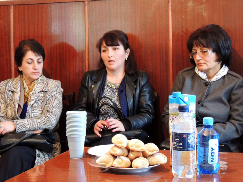 Психолог-терапевт Виолета Аванесян (в середине), слева от неё педагог Карина Карапетян, справа - педагог Ирина Григорян.