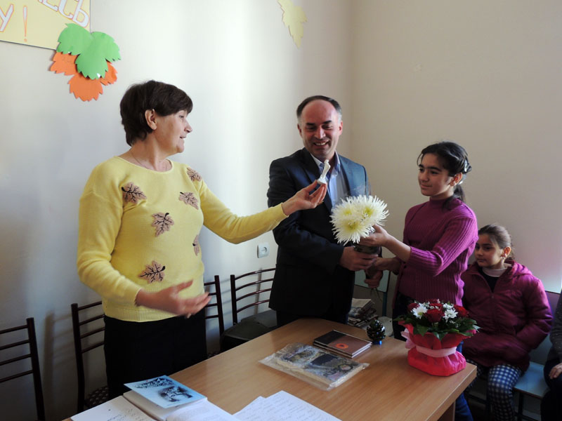 Ашот Бегларян получает от Томы, ученицы 7 класса школы №1 цветы, а от Людмилы Евгеньевны лиру.