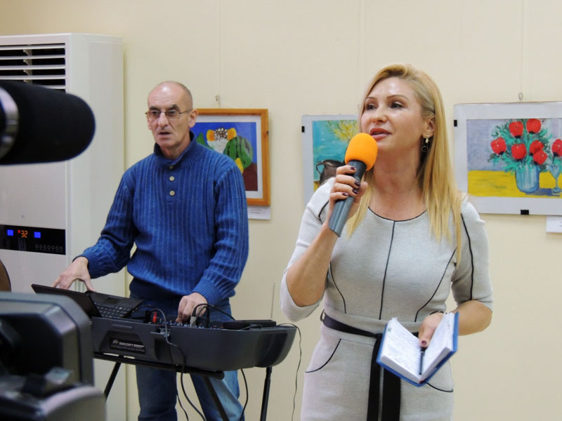 Мероприятие открывает директор Степанакертской картинной галереи Елена Дадаян.