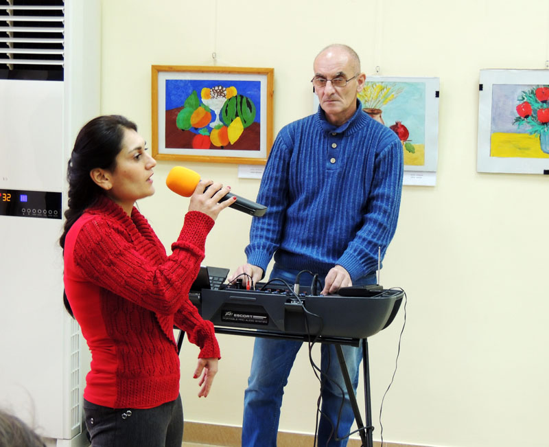 Мануш Мелкумян, воспитанница Степанакертского реабилитационного центра, исполняет песню Саят-Новы 
