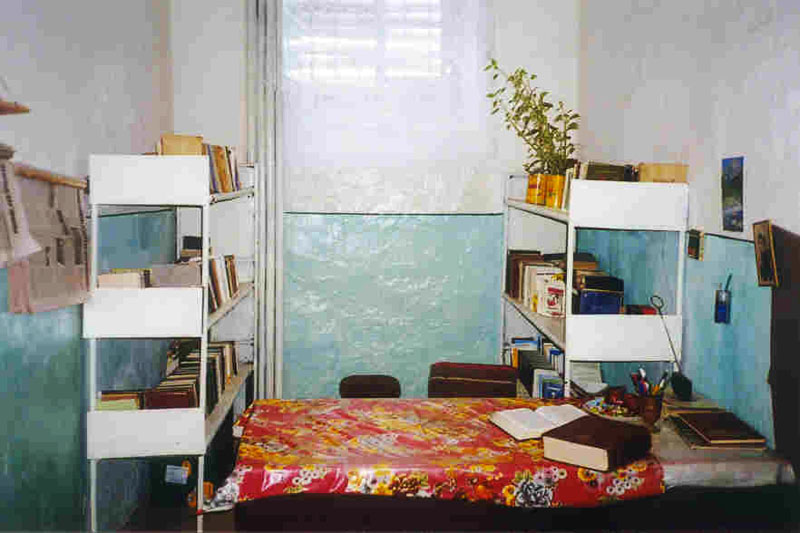 Библиотека одного из режимов ОИУН при Полиции НКР. Фотогафия 2005 года.