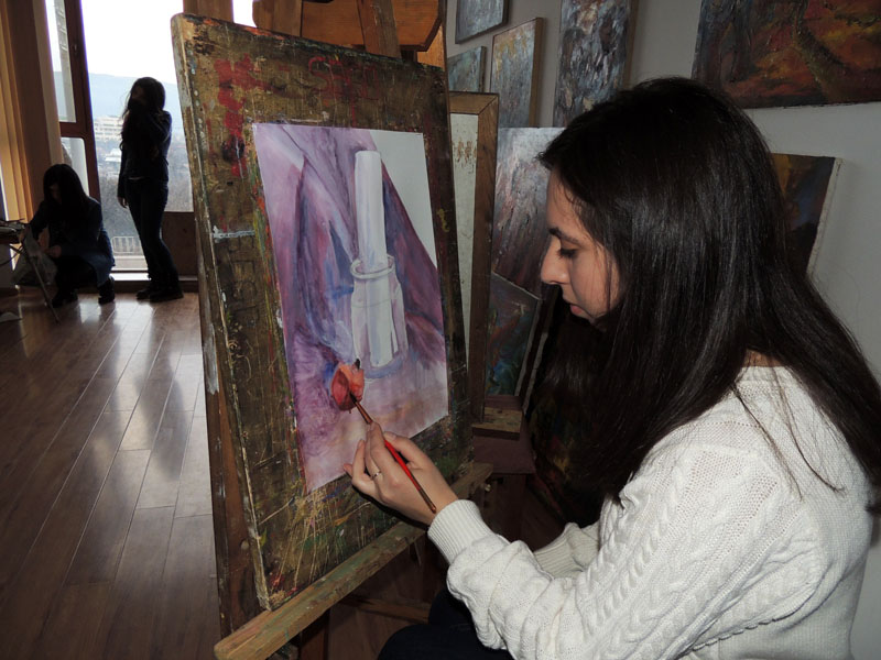 Анна, ученица 12 класса, готовится поступить в Ереванскую художественную академию. Хочет стать модельер-дизайнером.