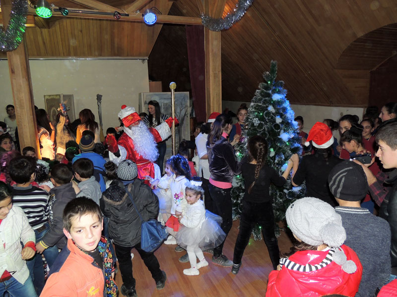 В конце спектакля детишки танцевали вместе с Дедом Морозом около Новогодней ёлки.