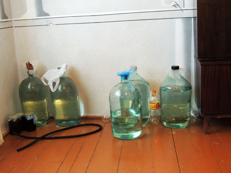 Что ж тут пить - слева две ёмкости наполнены виногорадной водкой, справа три - тутовой. :-)
