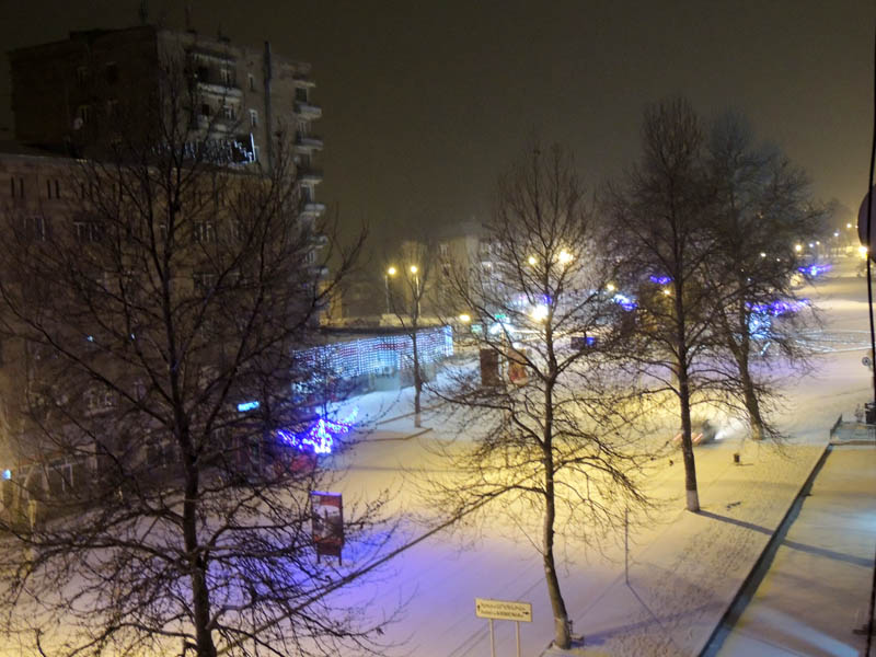 Ночью пошёл снег. Вид с балкона на ул.Маштоца.