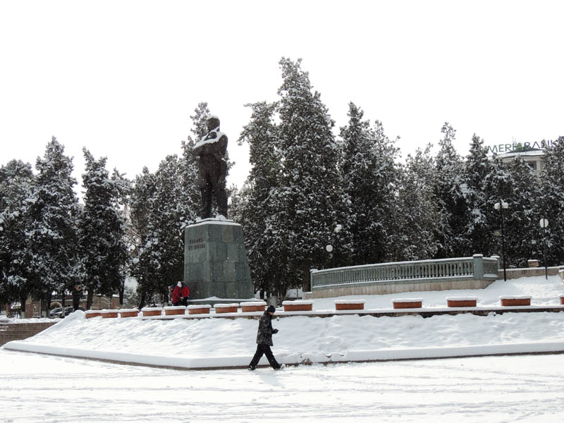 Памятник Степану Шаумяну.