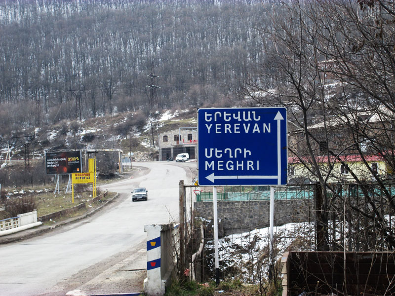 Дорожный указаnель в Горисе (Армения).