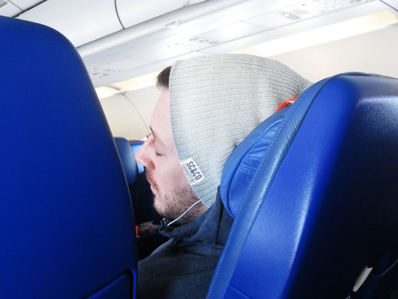  В самолёте приятно засыпать под музыку. Рейс Шереметьево - Ереван.