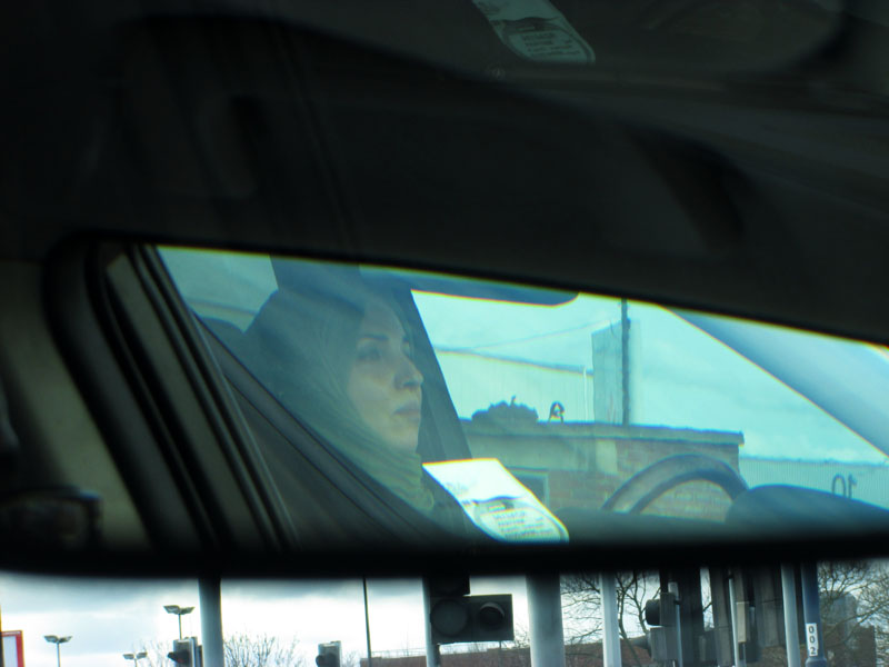 Снято через два зеркала и три стекла. Девушка-мусульманка за рулём.