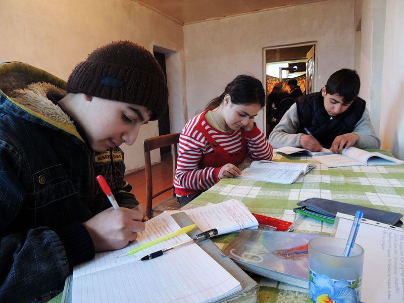 Дети делают уроки. Слева на право Армен, Анна, Арсен.