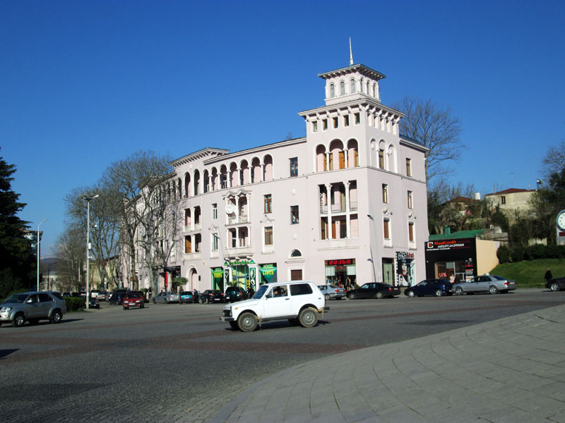 Здание на площади.