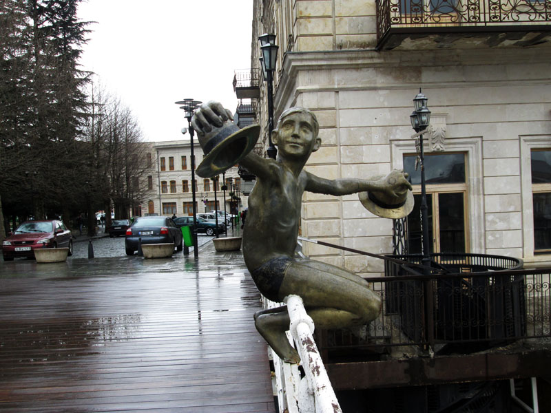 Памятник сорванцу на Белом мосту.