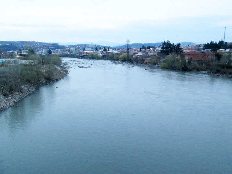 Река Риона разделяет город на две части.