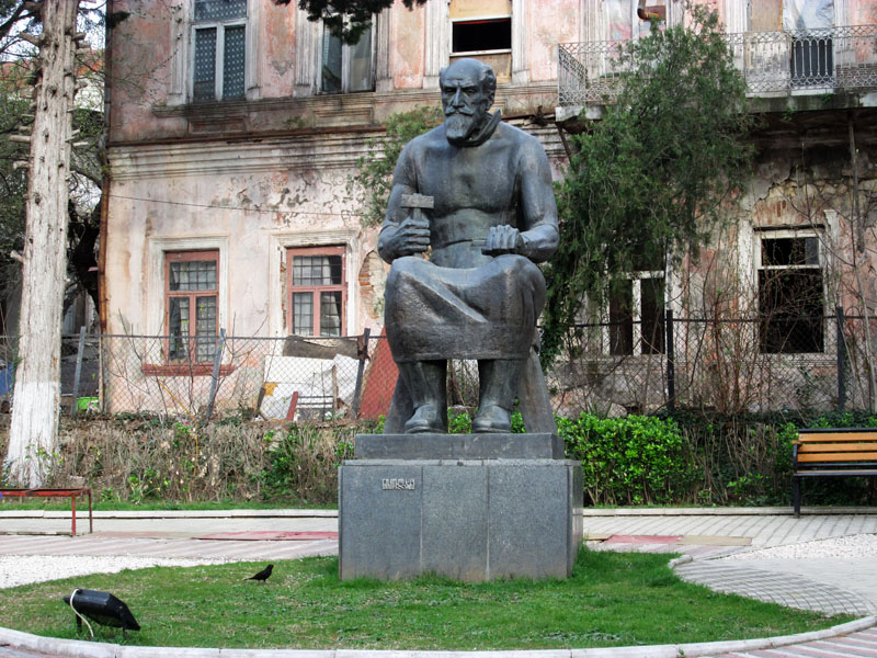 Памятник Николашвили.