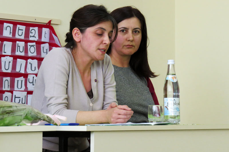 Марина Енгибарян (слева), психолог школы №1 г.Степанакерта.